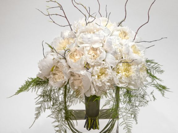 Ramo artesanal de peonías blancas de Floristerías L'ART